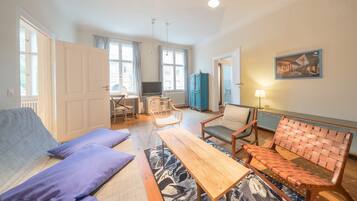 Basic-Apartment (GroĂe Suite) | Wohnbereich | Flachbildfernseher