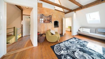 Apartment (Maisonette mit Kamin) | Individuell dekoriert, individuell eingerichtet, Schreibtisch