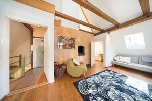 Apartamento (Maisonette mit Kamin) | Decoración individual, mobiliario individual, escritorio y wifi gratis