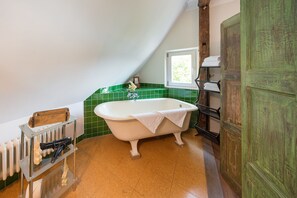 Apartment (Maisonette mit Kamin) | Bathroom | Shower, free toiletries, hair dryer, towels