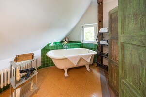 Apartment (Maisonette mit Kamin) | Bathroom | Shower, free toiletries, hair dryer, towels