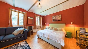 Design-Apartment (Rote Remise) | Individuell dekoriert, individuell eingerichtet, Schreibtisch