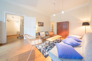 Basic Apartment (Große Suite) | Living area | Flat-screen TV