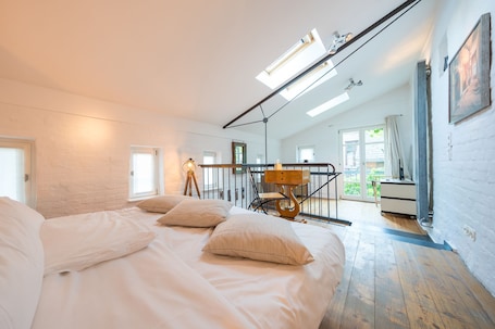 Decoración personalizada, muebles diferentes, escritorio y wifi gratis