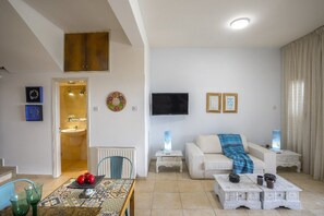 Villa, 3 soverom, terrasse, sjøutsikt | Oppholdsområde | Flatskjerm-TV