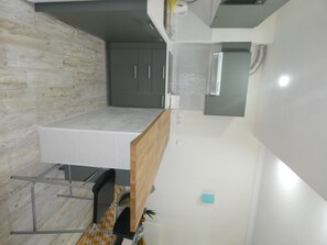 Kühlschrank, Mikrowelle, Geschirrspüler, Wasserkocher