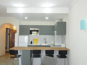Fridge, microwave, dishwasher, electric kettle - T0 near the center and beaches of the City of Albufeira - Max 4 People (Albufeira)
