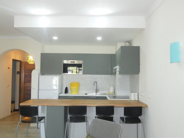 Kühlschrank, Mikrowelle, Geschirrspüler, Wasserkocher