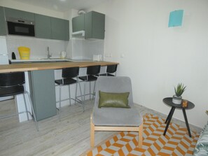 Kühlschrank, Mikrowelle, Geschirrspüler, Wasserkocher