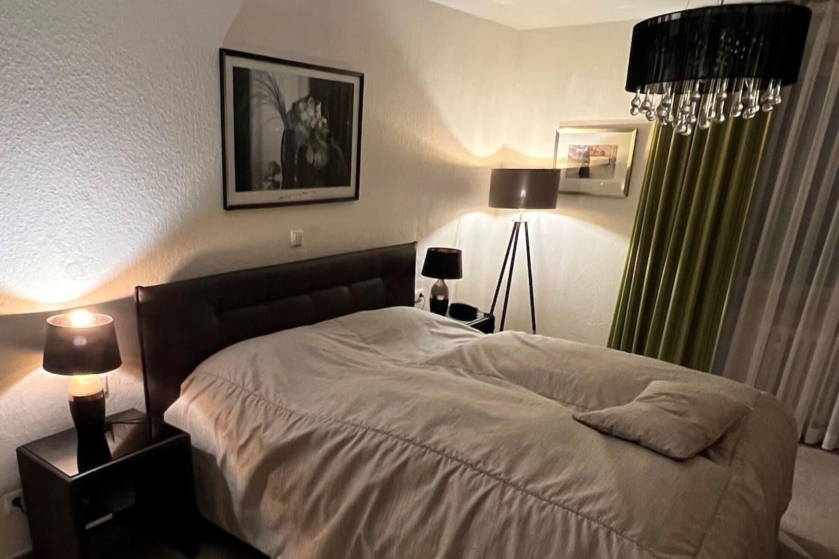 2 bedrooms, hypo-allergenic bedding, minibar, desk