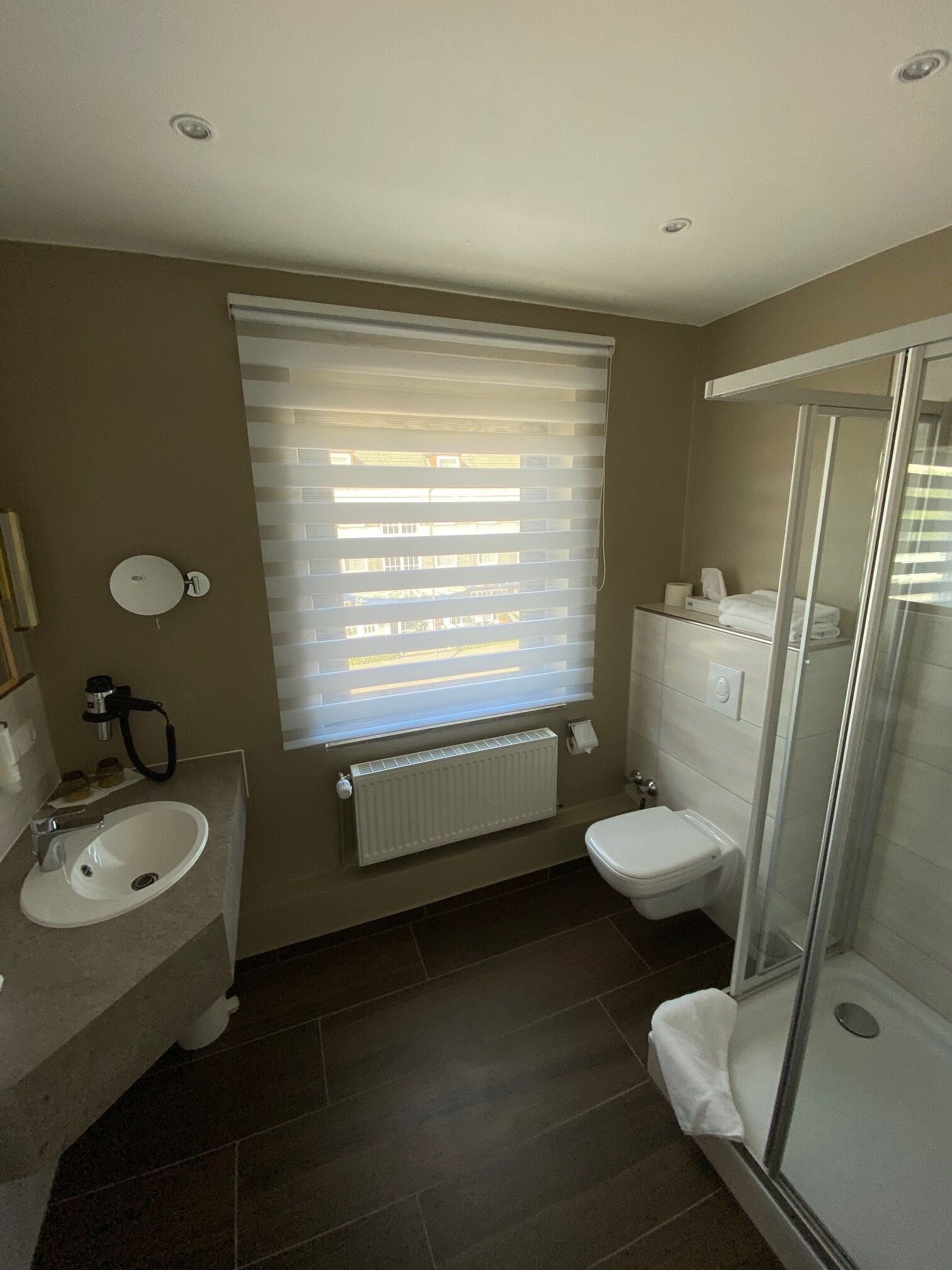 Ein Badezimmer mit Waschbecken, Toilette und Dusche.