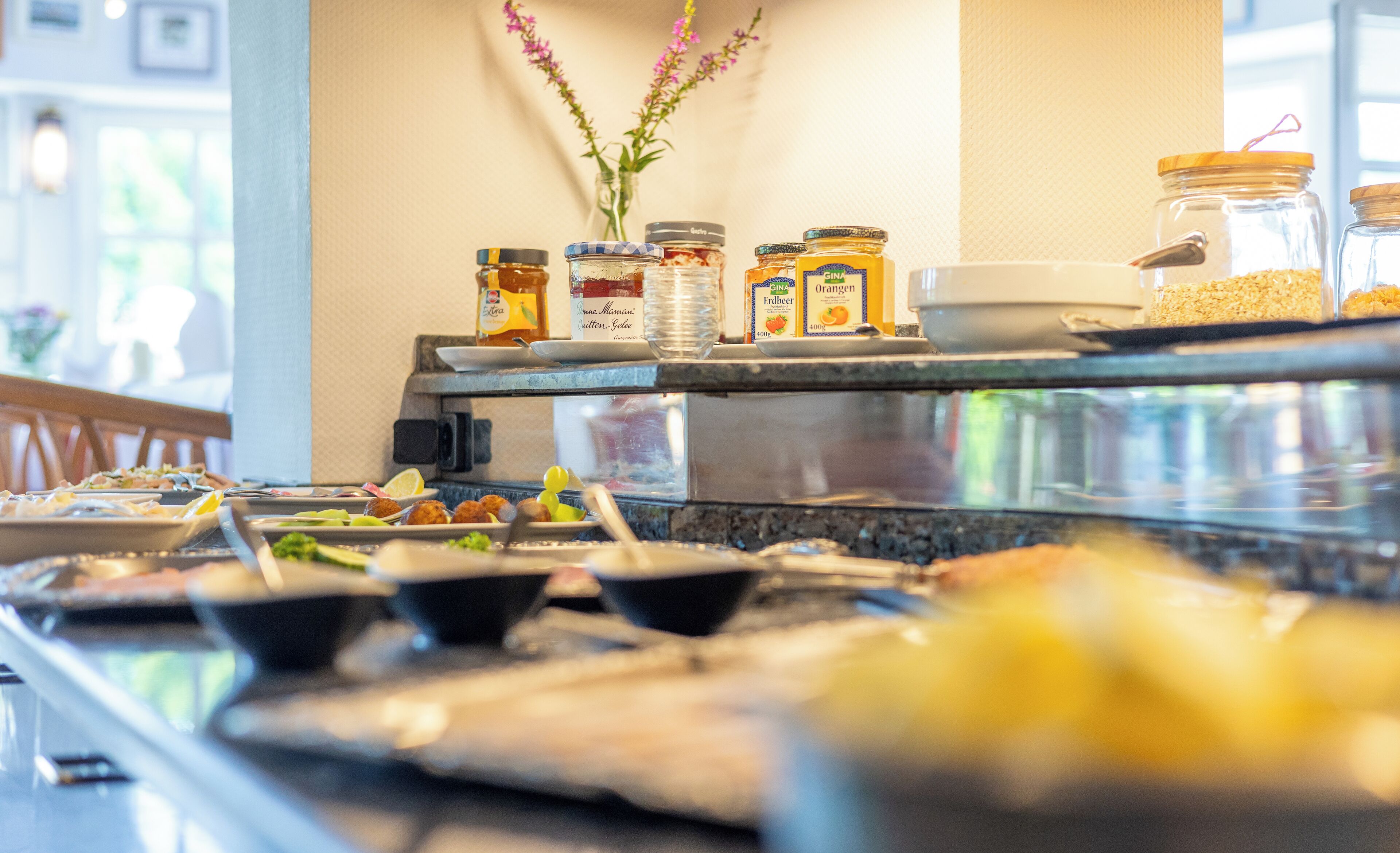 Een buffet met diverse gerechten en toevoegingen.