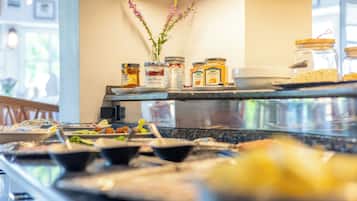 Een buffet met diverse gerechten en toevoegingen.