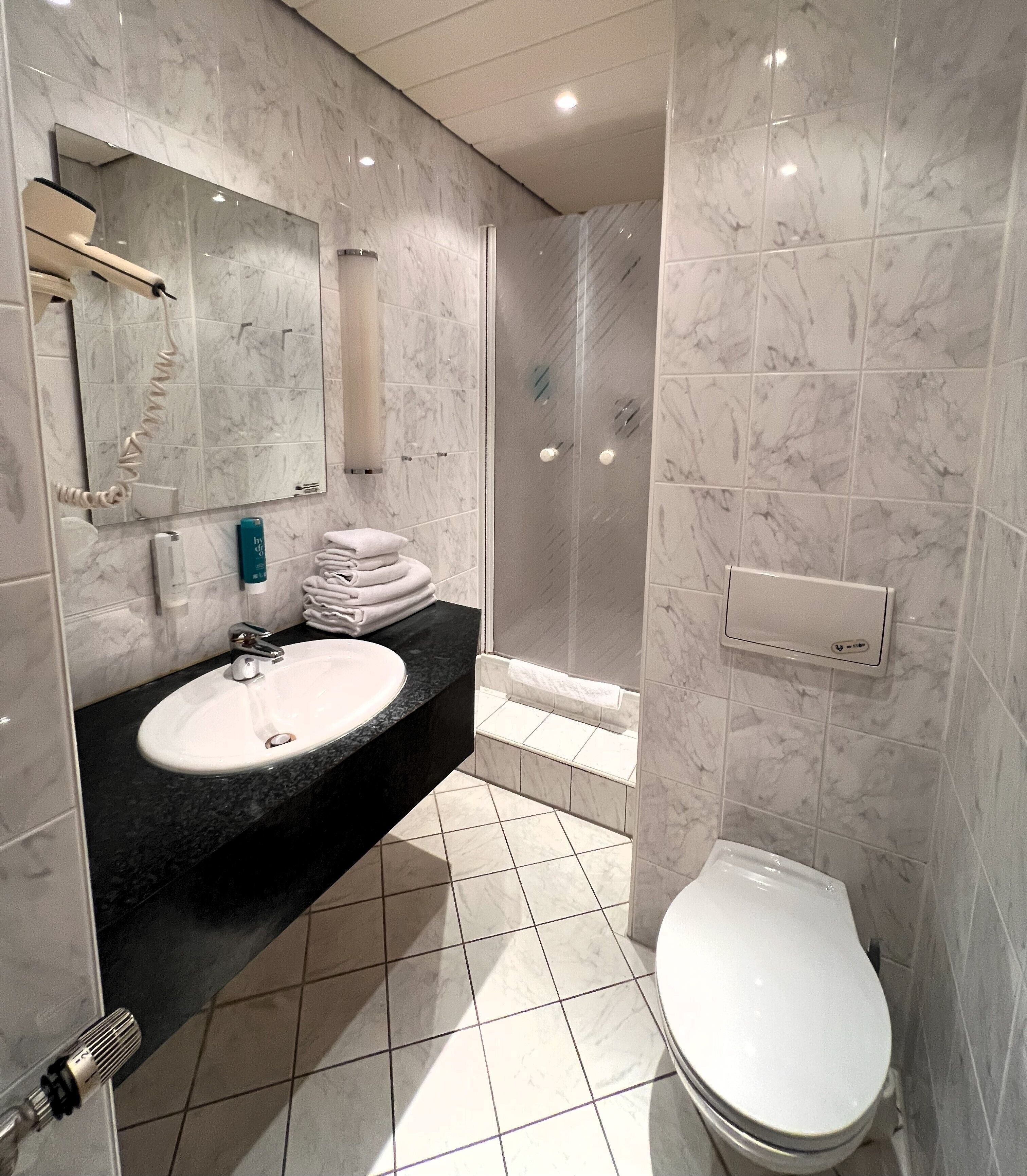 Chambre Triple Économique, salle de bains privée, vue canal | Salle de bain