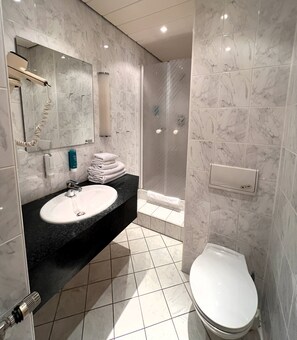Tripla Economy, bagno privato, vista canale | Bagno | Doccia, set di cortesia gratuito, asciugacapelli, accappatoio