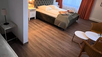 Habitación triple económica, baño privado, vistas al canal | 2 dormitorios, ropa de cama hipoalergénica, minibar