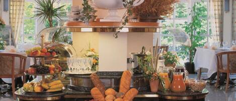 Tägliches Frühstücksbuffet (7 EUR pro Person)