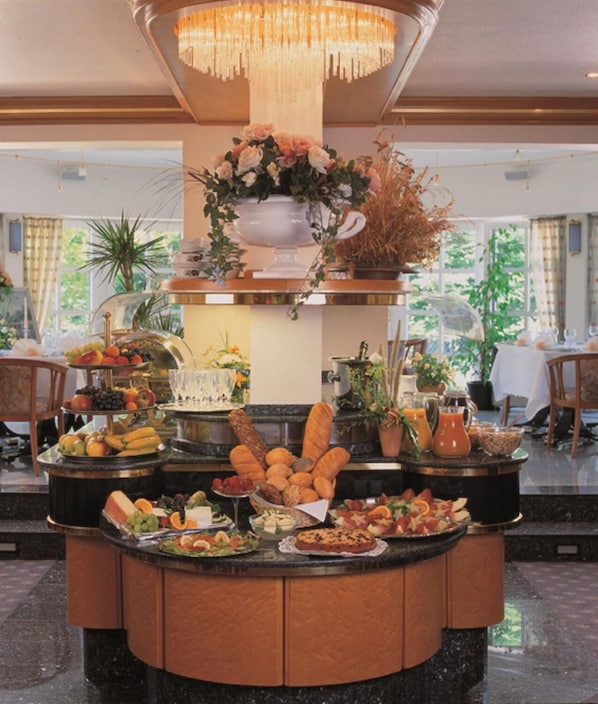 Petit déjeuner buffet (7 EUR par personne)