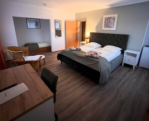 Economy Triple Room, Private Bathroom, Canal View | 2 bedrooms, hypo-allergenic bedding, minibar, individually decorated - Hotel Exquisit (Minden)