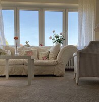 Televisión de pantalla plana, juguetes, oficina