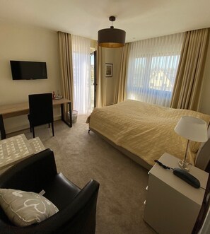 Double Room with Balcony | 2 bedrooms, hypo-allergenic bedding, minibar, individually decorated - Hotel Exquisit (Minden)