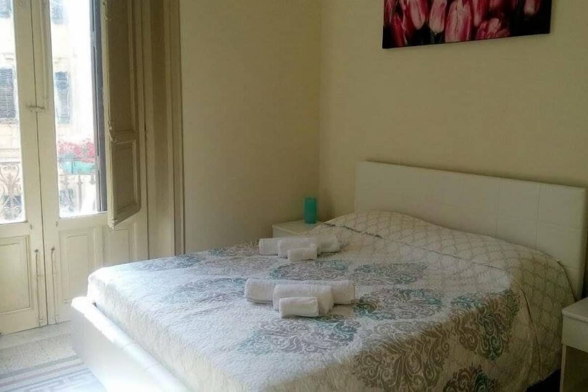 Camera con letto matrimoniale o 2 letti singoli, bagno condiviso, vista città | 1 camera, Wi-Fi gratuito, lenzuola