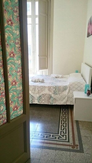 غرفة مزدوجة أو بسريرين منفصلين - بحمام مشترك - منظر للمدينة | 1 غرفة نوم وواي فاي مجانًا وملاءات أسرّة