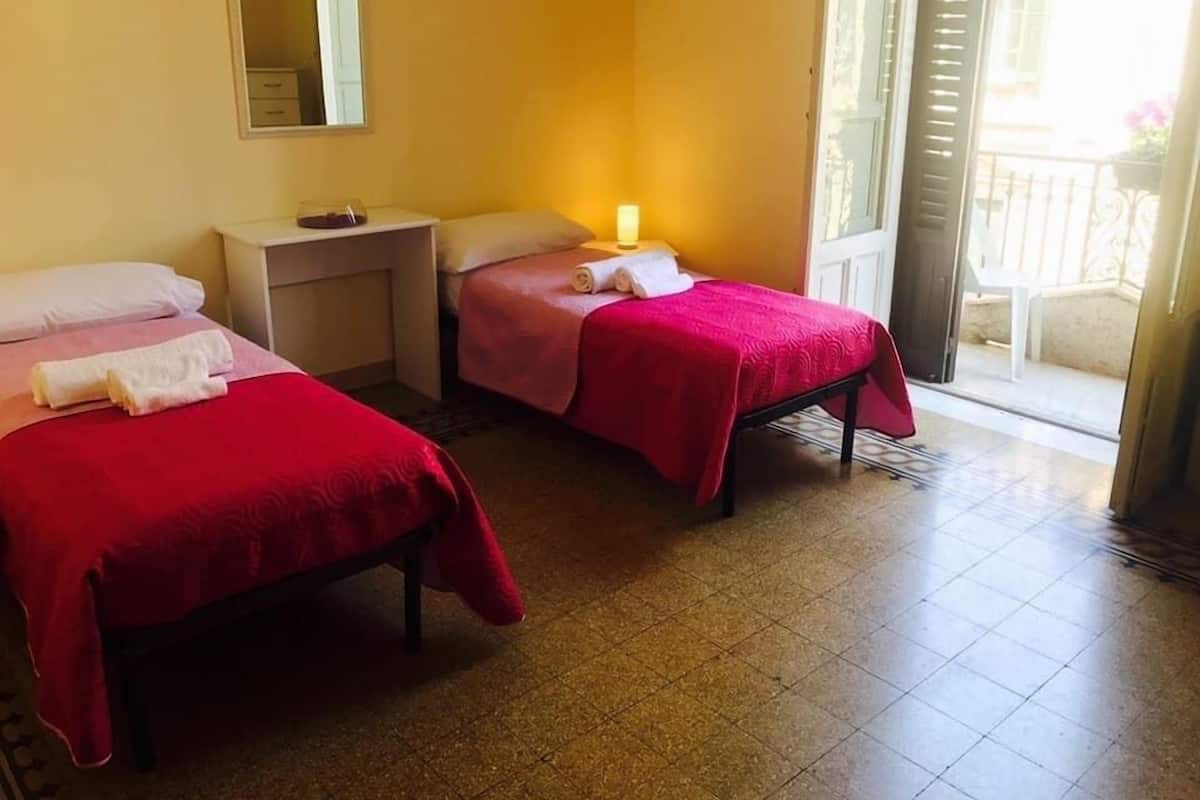 Chambre Double pour 1 personne, salle de bains commune | 1 chambre, Wi-Fi gratuit, draps fournis