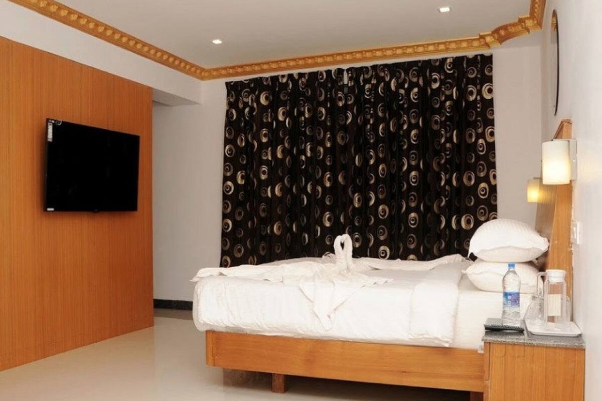 Caja de seguridad en la habitación, muebles diferentes y escritorio