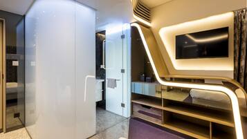 Shower, rainfall showerhead, free toiletries, hair dryer