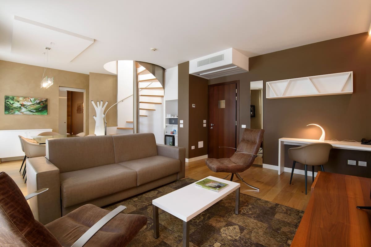 Ambassador Suite terrazzo | Minibar, in-room safe, desk, blackout drapes