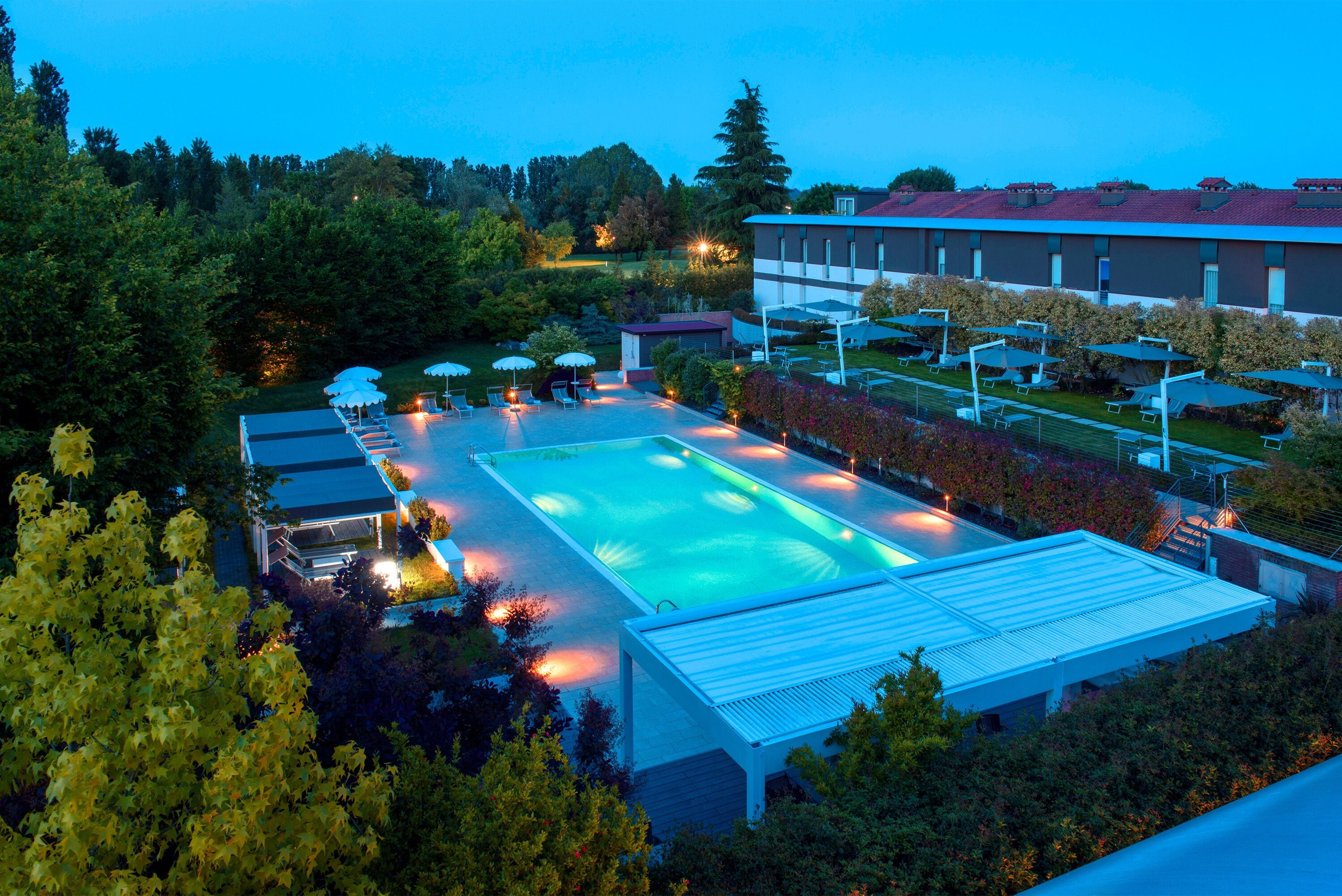 Hồ bơi ngoài trời phục vụ theo mùa, dù/ô trên bãi biển/hồ bơi 