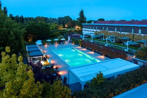 Piscina a l'aire lliure de temporada (horari: 10:00-20:00) i para-sols