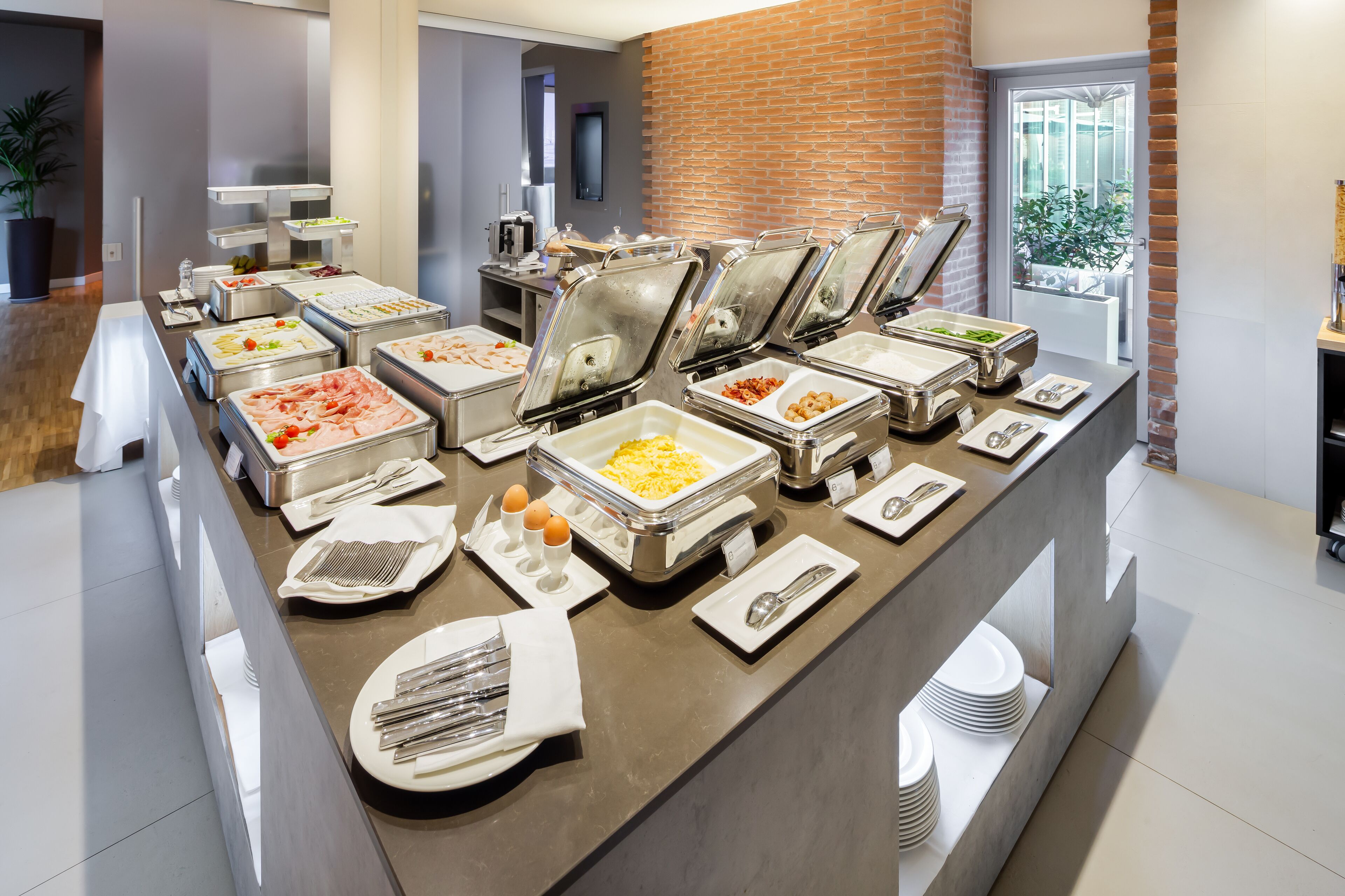 Una mesa de buffet con diferentes alimentos y utensilios.
