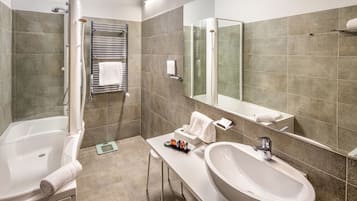 Une salle de bain moderne avec une baignoire, un grand lavabo et un miroir.