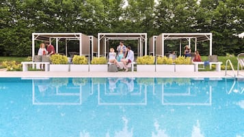 Een seizoensgebonden buitenzwembad, parasols voor strand/zwembad