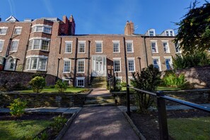 Vista frontal de la propiedad