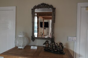 Caja de seguridad en la habitación y decoración personalizada