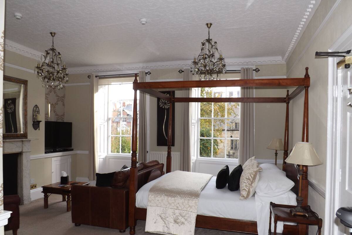 Endeavour Room (Four Poster Bed)