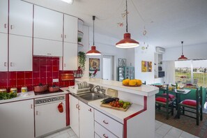 Apartment, 2 Schlafzimmer, Meerblick | Eigene Küche | Großer Kühlschrank, Mikrowelle, Ofen, Herdplatte