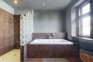 Apartamento | Comodidades do banheiro | Chuveiro com efeito de chuva, produtos de toalete grátis