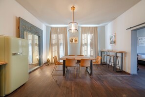 Departamento Deluxe | Área de sala de estar | Televisión de pantalla plana de 0 pulgadas con canales vía satélite 