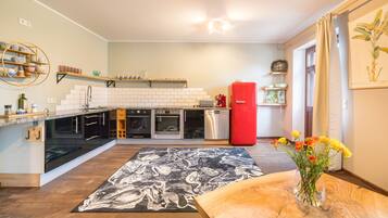 Deluxe Apartment | Private kitchen | Full-size fridge, microwave, oven, stovetop