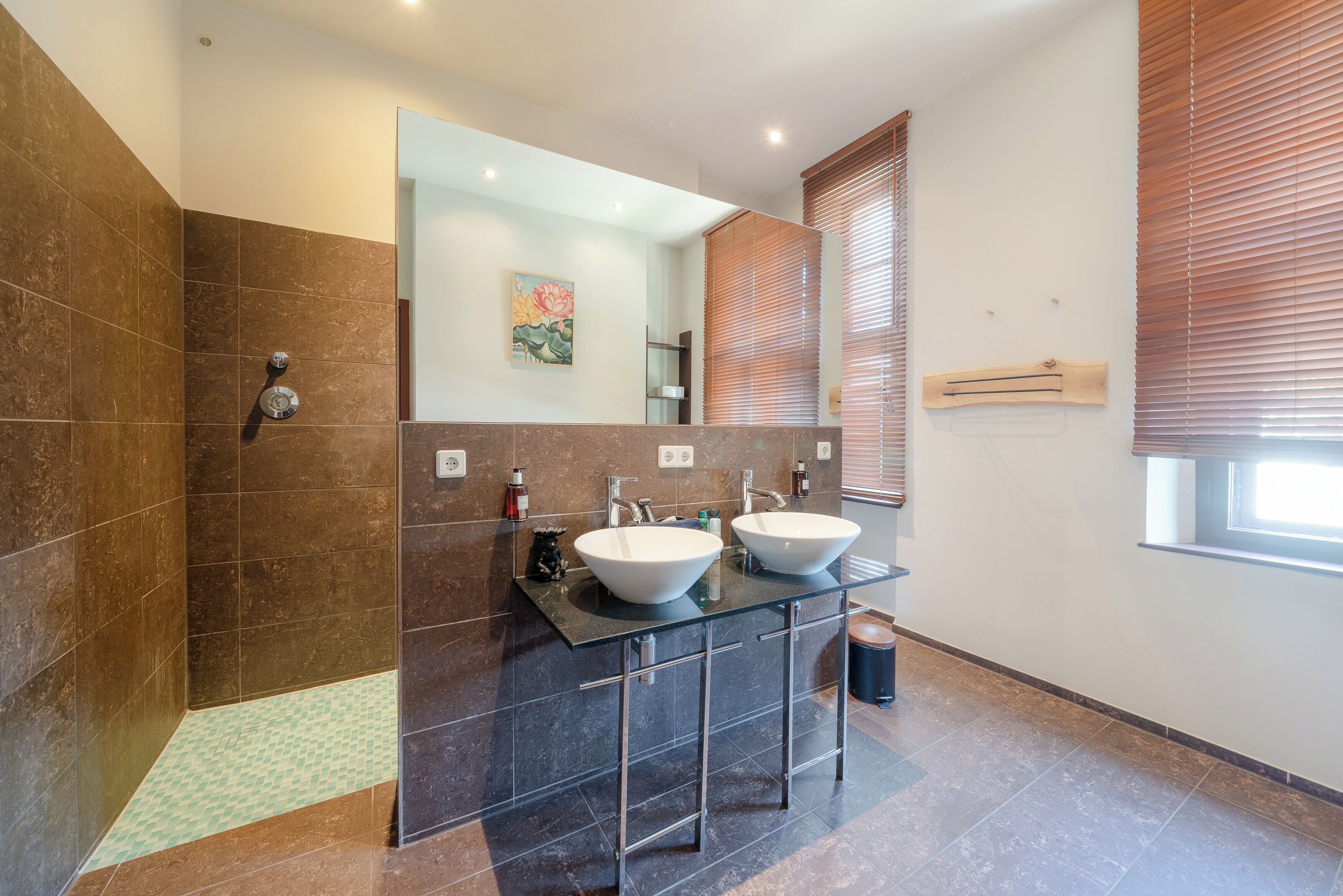 Deluxe Apartment | Bathroom | Rainfall showerhead, free toiletries, hair dryer, towels