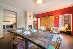 Apartamento luxo | Área de estar | TV de tela plana 0 polegadas com canais via satélite, TV