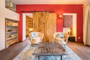 Apartamento Deluxe | Zona de estar | Televisión de pantalla plana de 0 pulgadas con canales por satélite