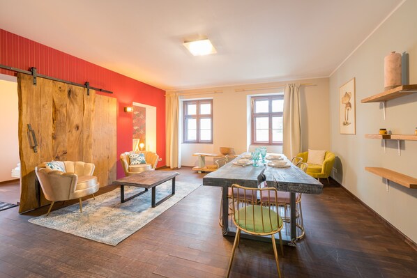 Apartamento Deluxe | Sala de estar | Televisión de pantalla plana de 0 pulgadas con canales por satélite