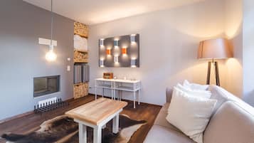 Apartment | 2 bedrooms, individually decorated, individually furnished, desk