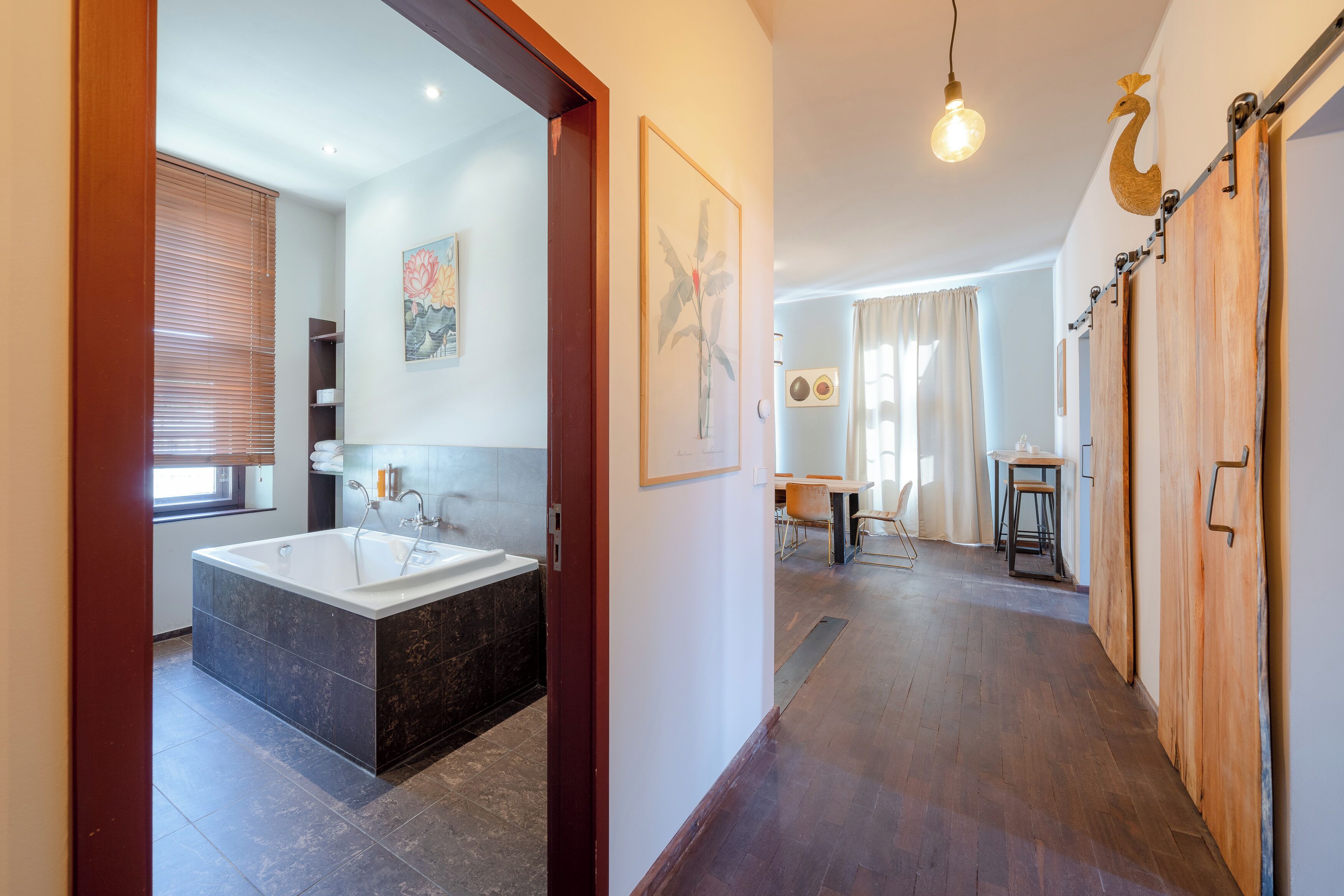 Deluxe-lejlighed | Badeværelse | Brusehoved med spredningseffekt, gratis toiletartikler, hårtørrer