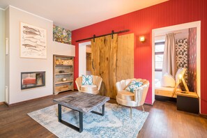 Deluxe Apartment | Living area | 0-inch flat-screen TV with satellite channels, TV